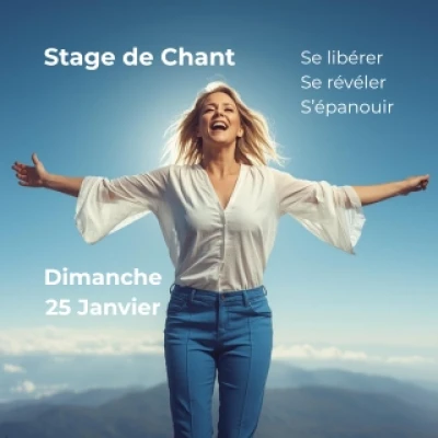 une femme habillée en jeans et une chemise blanche, elle a ses bras ouverts, elle est heureuse, le fond de l'image est un ciel bleu